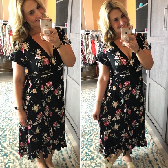 ❤️❗️Last 1! M Stunning black floral wrap dress - Picture 2 of 4